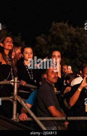 Rom, Italien. 11.. Juli 2022. Rom 9/07/2022 Angelina Jolie zu Gast beim MAneskin-Konzert im Circus Maximus in Rom zum ersten Termin der Welttournee, die sie auf dem Foto nach Nordamerika und Europa führen wird die Schauspielerin Angelina Jolie mit ihrer Tochter Shiloh Jolie-Pitt Kredit: Unabhängige Fotoagentur/Alamy Live News Stockfoto