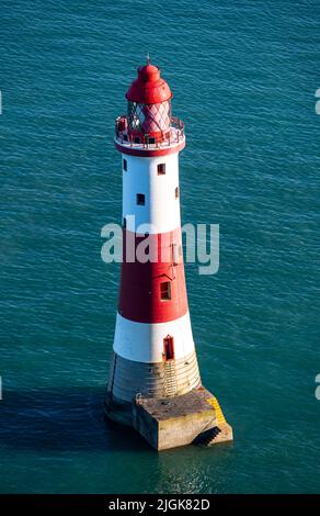 Beachy Head Lighthouse, gesehen bei Flut im Sommer am späten Nachmittag Stockfoto