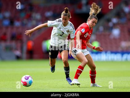 Die nordirische Rebecca McKenna (links) und die österreichische Barbara Dunst kämpfen während des UEFA Women's Euro 2022 Group A-Spiels im St. Mary's Stadium, Southampton, um den Ball. Bilddatum: Montag, 11. Juli 2022. Stockfoto