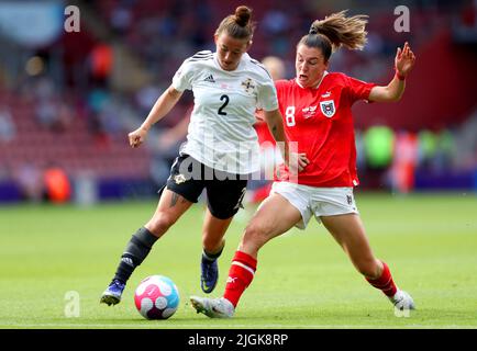 Die nordirische Rebecca McKenna (links) und die österreichische Barbara Dunst kämpfen während des UEFA Women's Euro 2022 Group A-Spiels im St. Mary's Stadium, Southampton, um den Ball. Bilddatum: Montag, 11. Juli 2022. Stockfoto