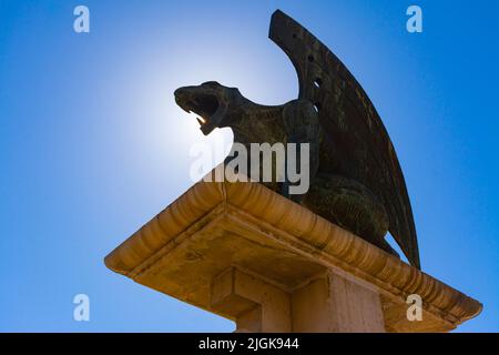 Valencia, Spanien. 3. April 2022 - Wächter der Pont del Regne, oder Königsbrücke, in valencianischer Sprache, vom Bildhauer Joan Marti. Die Brücke gemacht Stockfoto