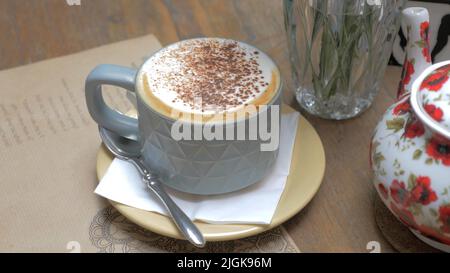 Ein Foto von einem Rahmkaffee auf einem Tisch Stockfoto