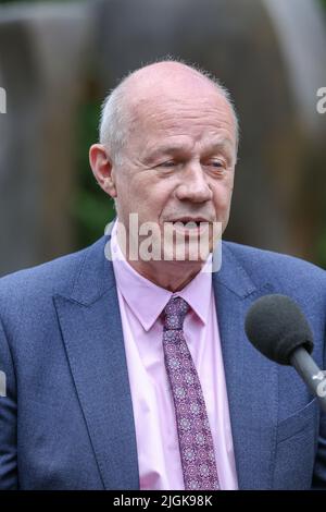 London, Großbritannien. 07.. Juli 2022. Damian Green, konservativer Abgeordneter für Ashford, spricht mit einem Reporter über die Rücktrittserklärung des britischen Premierministers Boris Johnson. (Foto von Steve Taylor/SOPA Images/Sipa USA) Quelle: SIPA USA/Alamy Live News Stockfoto
