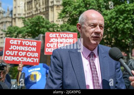 London, Großbritannien. 7.. Juli 2022. Damian Green, konservativer Abgeordneter für Ashford, spricht mit einem Reporter über die Rücktrittserklärung des britischen Premierministers Boris Johnson. (Bild: © Steve Taylor/SOPA Images via ZUMA Press Wire) Stockfoto
