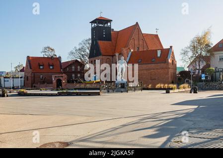 02. Mai 2022. Neptun-Denkmal und Fischereimuseum in der Stadt Hel. Hel, Hel-Halbinsel, Pommern, Ostsee, Polen Stockfoto