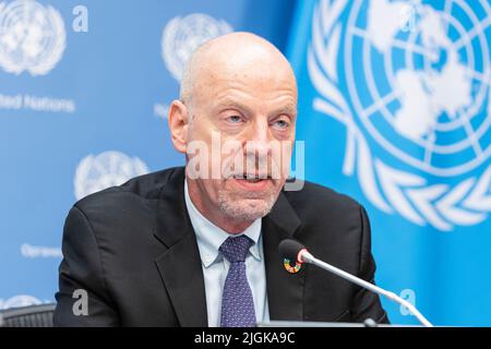 John Wilmoth, Direktor der Bevölkerungsabteilung im Ministerium für Wirtschaft und Soziales, spricht bei einer Pressekonferenz über den Start der Weltbevölkerungsaussichten 2022 am UN-Hauptquartier in New York am 11. Juli 2022. Zu ihm kamen Maria-Isca Spatolisano, stellvertretende UN-Generalsekretärin für Politikkoordination und interagenturübergreifende Angelegenheiten, und Patrick Gerland, Leiter der Abteilung Bevölkerungsschätzungen und -Projektion, Abteilung Bevölkerungsentwicklung, Abteilung für Wirtschaft und Soziales. Sie informieren die Medien anlässlich des Weltbevölkerungstages. Die UN-Projekte, dass am 15. November 2022 Bevölkerung der Stockfoto