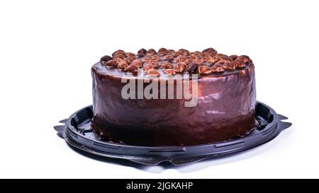 Mit Haselnüssen dekorierter Schokoladenkuchen aus nächster Nähe Stockfoto