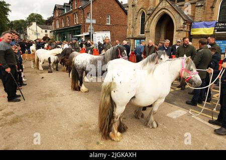 Reisende mit den Ponys, die sie verkaufen, Reihen sich auf der Straße an, Appleby Horse Fair, Appleby in Westmorland, Cumbria Stockfoto