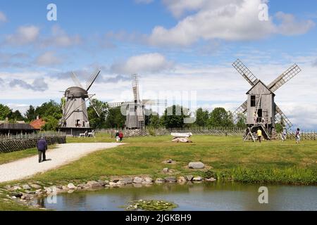 Estland Reisen; Touristen besuchen die fünf hölzernen Anglawindmühlen, Angla Windmühle Berg, Saaremaa Insel, Saaremaa, Estland Europa Stockfoto