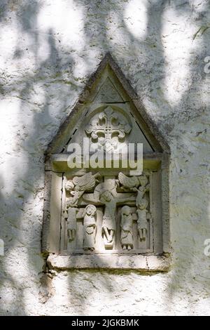 Karja Kirche Estland; mittelalterliche Steinskulptur, die die Kreuzigung darstellt, außen, Karja Lutherische Kirche aus dem 13.. Jahrhundert, Saaremaa, Estland Stockfoto