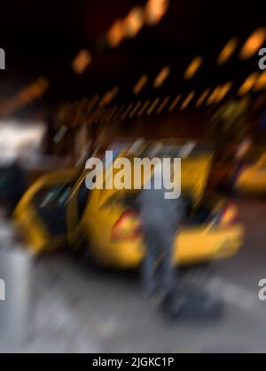 Manhattan - verschwommenes Taxi. Objektiv verschwommen Foto Alltag im Straßenleben in New York - Manhattan. Stockfoto