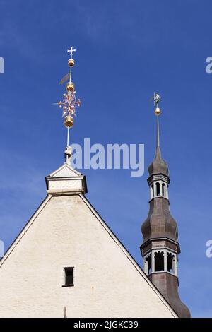 Turmspitzen des Tallinner Rathauses aus dem 15.. Jahrhundert, je näher ein Kreuz und je weiter das Symbol des alten Thomas und die Wetterfahne; Tallinn, Estland, Europa Stockfoto