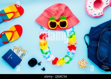 Top View Sommerurlaubskonzept mit allen wichtigen Reisebedarf. Rucksack, Eimer Hut, lustige Sonnenbrille, Blume Halskette, Flip-Flops, Biometrisch Stockfoto