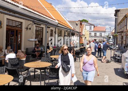 Parnu Straßenszene mit Menschen - Touristen und Cafés an einem sonnigen Tag im Sommer, Parnu Estland Europa Stockfoto