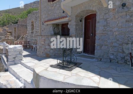 Die Bar im verlassenen Dorf Micro Chorio, Insel Tilos, Dodekanes. In Der Nähe Von Rhodos. Mai 2022. Feder. Mikrobar. Veranstaltungsort für Musik Stockfoto