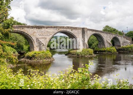 Stirling Old Bridge stammt aus dem späten 15.. Oder frühen 16.. Jahrhundert und ist eine der besten mittelalterlichen Mauerwerk-Bogenbrücken in Schottland. Stockfoto