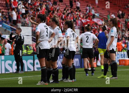 Southampton, Großbritannien. 11.. Juli 2022, Saint Mary's Stadium, Southampton, Hampshire, England: Womens European International Football Tournament; Austria versus Nordirland; Northern Ireland dankt ihren stimmlichen Fans Credit: Action Plus Sports Images/Alamy Live News Stockfoto