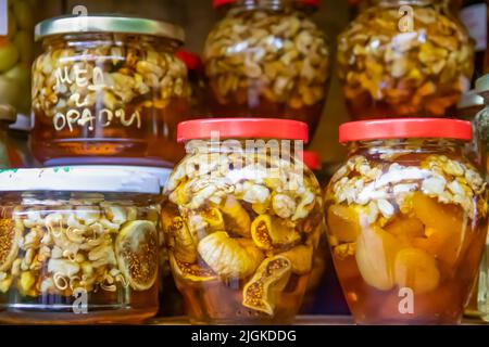 Aromatische hausgemachte Mischung aus Kräutern und sehr gesunden Bio-Nüssen in Serbien hergestellt, in Glas verpackt, perfekte dekorative Geschenk Stockfoto