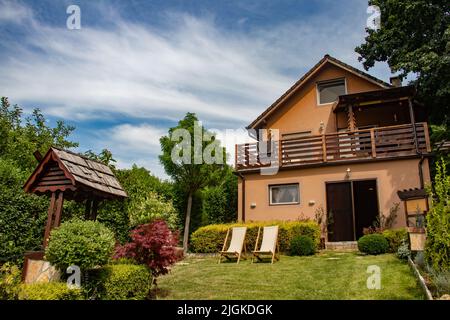 Sommerhaus auf dem Land mit Grill im Hinterhof, Familienurlaub Stockfoto