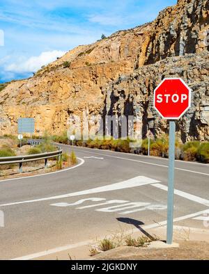 Stoppschild auf Bergstraße, Sonnenlandschaft, Spanien Stockfoto