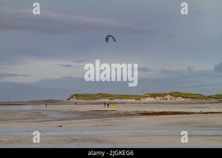 Kite Surfer auf der Gezeiteninsel Baile Sear, North Uist, Hebriden, Schottland Stockfoto