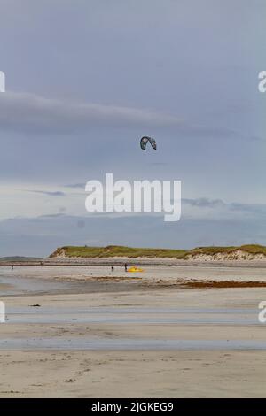 Kite Surfer auf der Gezeiteninsel Baile Sear, North Uist, Hebriden, Schottland Stockfoto