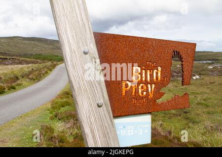 Schild, das den Beginn des Bird of Prey Trail am Loch Druidibeg, South Uist, markiert Stockfoto