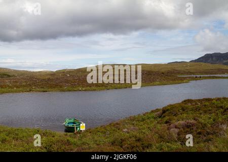 Ruderboot auf Loch Druidibeag, South Uist, Äußere Hebriden Stockfoto