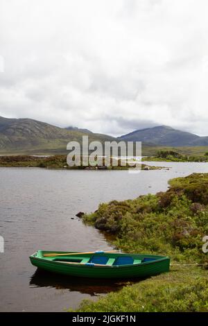 Ruderboot auf Loch Druidibeag, South Uist, Äußere Hebriden Stockfoto