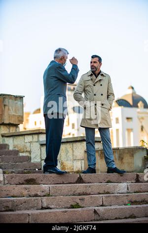 Zwei erstaunliche ältere Geschäftsleute unterhalten sich Stockfoto