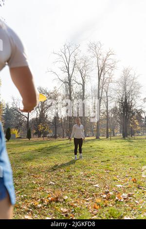 Zwei attraktive und erstaunlich fitden Freunde spielen Frisbee Stockfoto