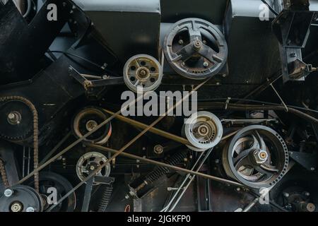 Ein Blick auf den Riemenantriebsmotor. Große leistungsstarke industrielle Mähdrescher Maschine. Motordetails. Dieselmotor. Motor. Herz des Traktors. Ölmaschinentechnik Stockfoto