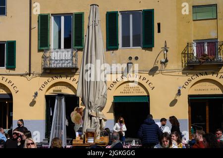 Lucca-März 2022-Italien der charakteristische Platz des Amphitheaters im historischen Zentrum der Altstadt. Stockfoto