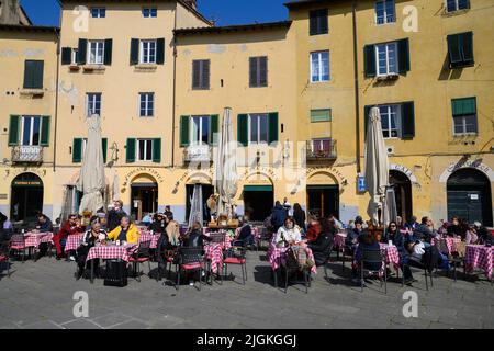 Lucca-März 2022-Italien der charakteristische Platz des Amphitheaters im historischen Zentrum der Altstadt. Stockfoto