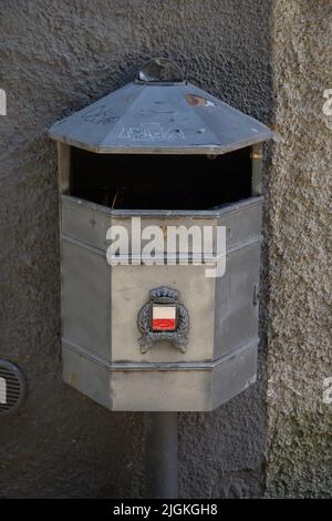 Lucca-März 2022-Italien charakteristischen Abfallkorb in der historischen toskanischen Stadt. Stockfoto