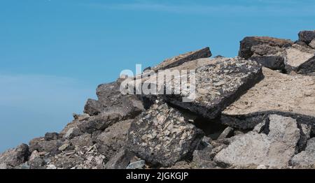 Ein Haufen alter Bitumenstraße Oberfläche Stockfoto