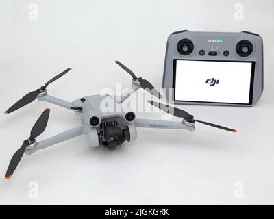 USA - 8. Juli 2022: Eine Drohne des DJI Mini 3 Pro / UAV (unbemanntes Luftfahrzeug) und eine Fernbedienung werden aus nächster Nähe vor weißem Hintergrund dargestellt. Stockfoto