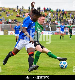 Thompson Ishaka in Aktion, Glentoran vs Rangers B, Pre-Season Friendly, Bet McLean Oval, Sonntag, 10.. Juli 2022 Stockfoto