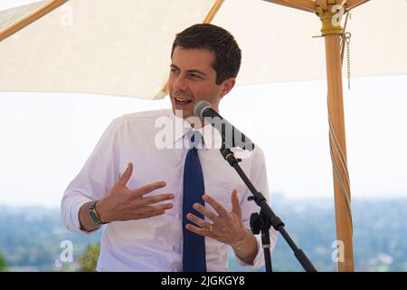 Der demokratische Präsidentschaftskandidat und derzeitige US-Verkehrsminister Pete Buttigieg spricht bei einer Veranstaltung in Kalifornien. Stockfoto