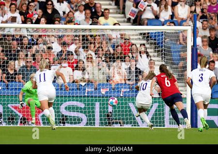 Englands Georgia Stanway-Punktzahlen bilden den Strafpunkt während des UEFA Women's Euro 2022 Group A-Spiels im Brighton & Hove Community Stadium. Bilddatum: Montag, 11. Juli 2022. Stockfoto