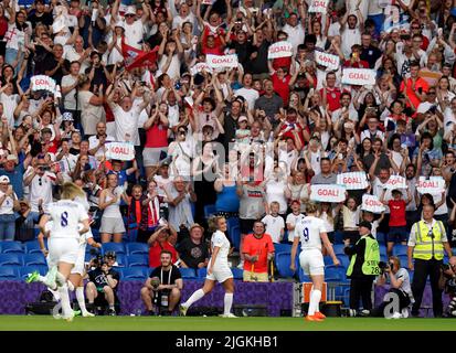 Der englische Georgia Stanway feiert beim UEFA Women's Euro 2022 Group A-Spiel im Brighton & Hove Community Stadium die Torbildung von der Elfmeterstelle. Bilddatum: Montag, 11. Juli 2022. Stockfoto