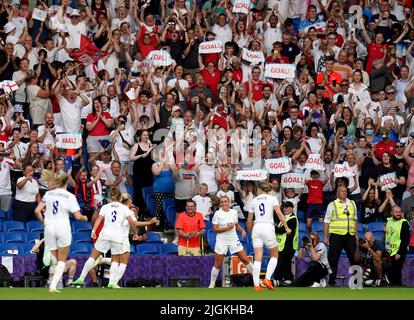 Der englische Georgia Stanway feiert beim UEFA Women's Euro 2022 Group A-Spiel im Brighton & Hove Community Stadium die Torbildung von der Elfmeterstelle. Bilddatum: Montag, 11. Juli 2022. Stockfoto