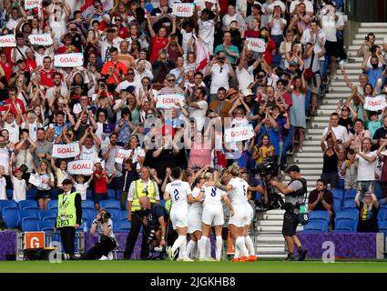 Der englische Georgia Stanway feiert beim UEFA Women's Euro 2022 Group A-Spiel im Brighton & Hove Community Stadium die Torbildung von der Elfmeterstelle. Bilddatum: Montag, 11. Juli 2022. Stockfoto