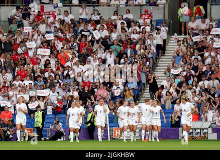 Der englische Georgia Stanway feiert beim UEFA Women's Euro 2022 Group A-Spiel im Brighton & Hove Community Stadium die Torbildung von der Elfmeterstelle. Bilddatum: Montag, 11. Juli 2022. Stockfoto