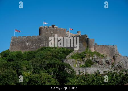 Das ikonische Schloss EMont Orgueil, das den Eingang zum Hafen von Gorey der britischen Kronenabhängigkeit von Jersey, den Kanalinseln und den Britischen Inseln bewacht. Stockfoto