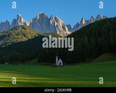 Traditionelle alpine St. Johann Kirche im Val di Funes Tal, Santa Maddalena. Dolomiten, Italien, Europa Stockfoto
