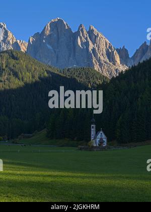 Traditionelle alpine St. Johann Kirche im Val di Funes Tal, Santa Maddalena. Dolomiten, Italien, Europa Stockfoto