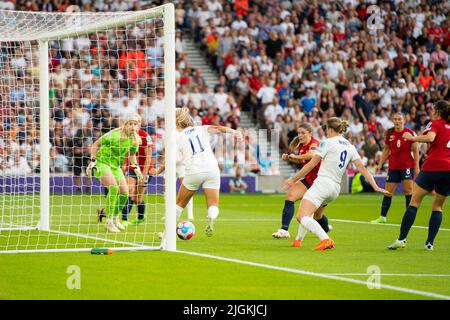 Brighton, Großbritannien. 11.. Juli 2022. Lauren Hemp (11 England) erzielt Englands zweiten Treffer (2-0) beim UEFA Womens Euro 2022 Fußballspiel zwischen England und Norwegen im Community Stadium in Brighton, England. (Foto: Sam Mallia/Sports Press Photo/C - - Alamy) Quelle: SPP Sport Press Photo. /Alamy Live News Stockfoto