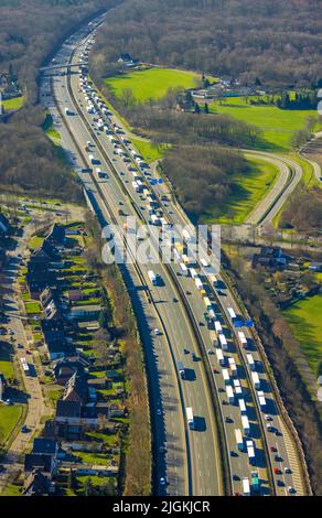 Luftbild, Wohnen auf der Autobahn, Stau auf der Autobahn A2, Stadtwald, Bottrop, Ruhrgebiet, Nordrhein-Westfalen, Deutschland, Autobahn, DE, E Stockfoto