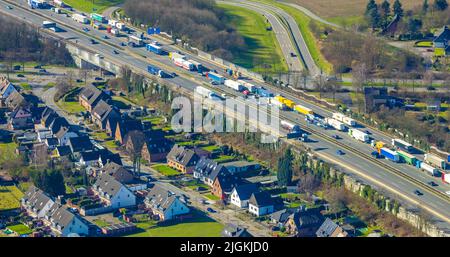 Luftbild, Wohnen auf der Autobahn, Stau auf der Autobahn A2, Stadtwald, Bottrop, Ruhrgebiet, Nordrhein-Westfalen, Deutschland, Autobahn, DE, E Stockfoto